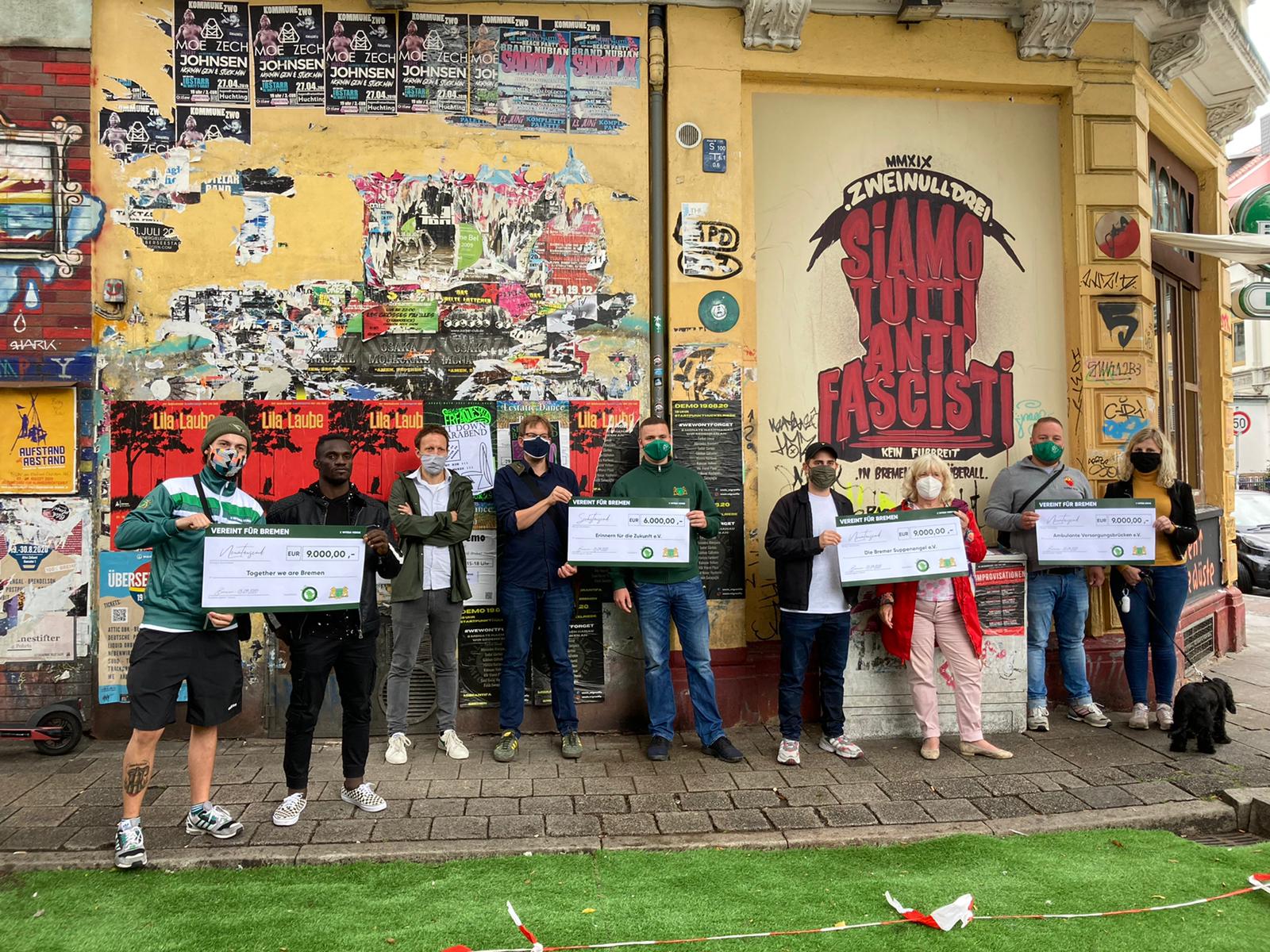 L’Intesa Verdi Spendenübergabe Mitglieder de L'Intesa Verde übergeben die Spenden